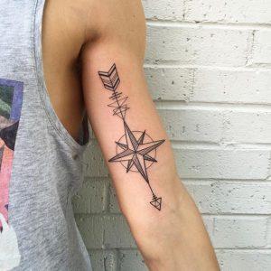 Tatuaggio Freccia a Bussola
