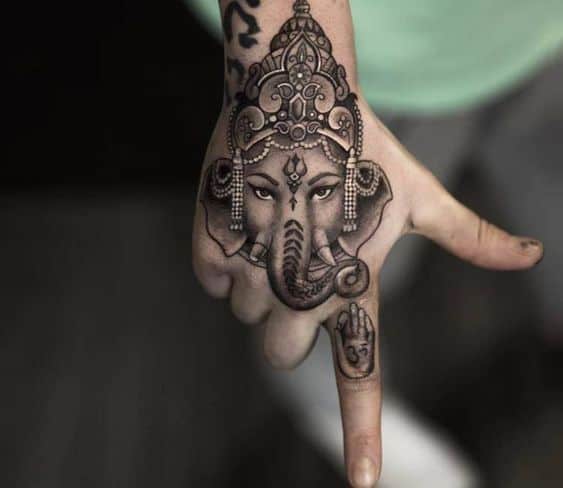 Ganesha tatuering på handen