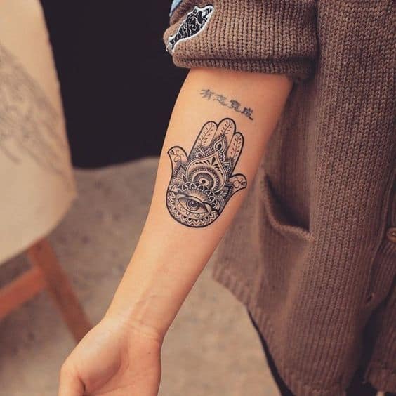 hamsa tatuering på hand